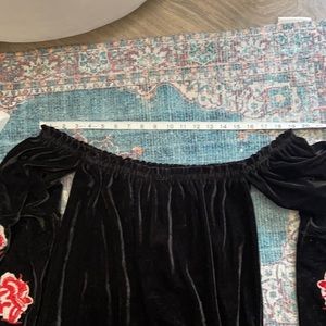 Women’s cold shoulder, with flared sleeves